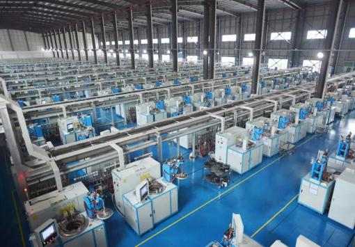 農(nóng)村寒門出生,14歲就外出打工,身價(jià)千億卻嫁給了自己的司機(jī)